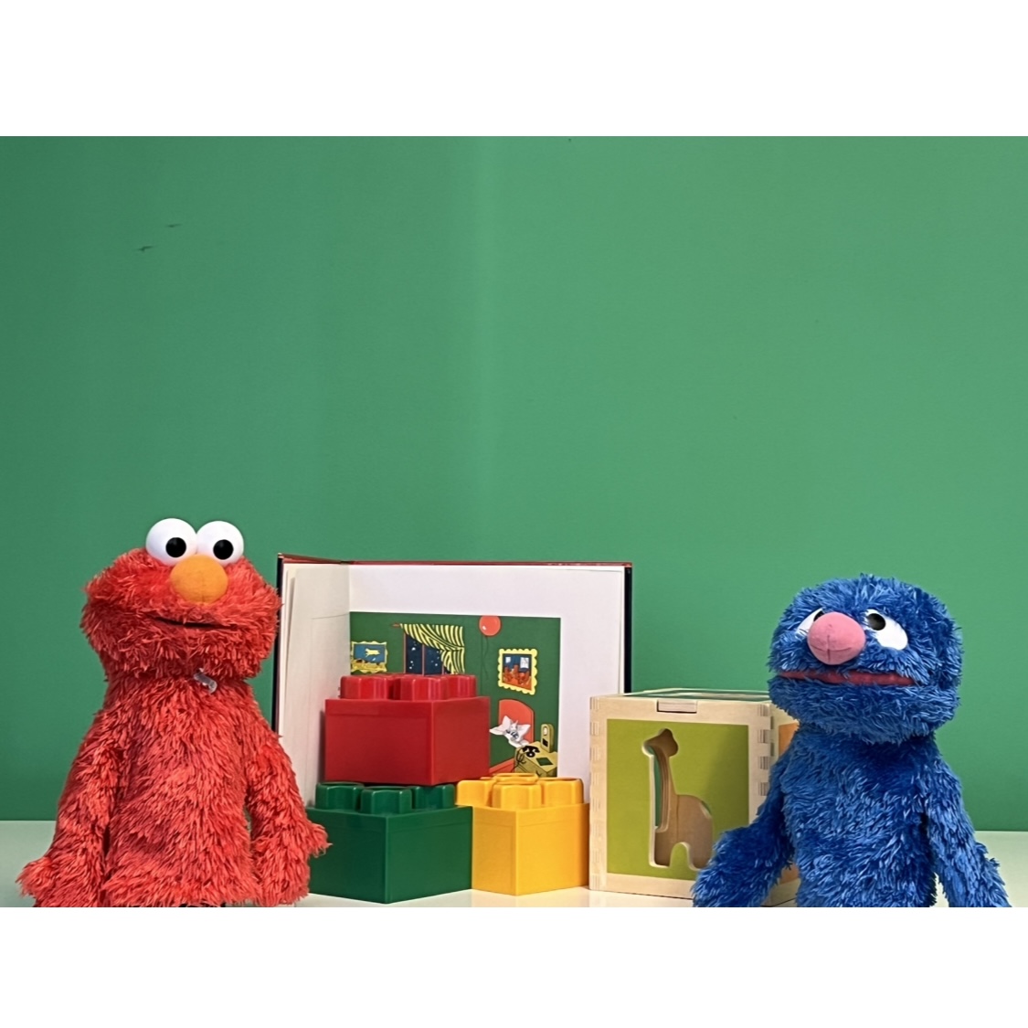 Let's see Elmo and Grover play with their friends